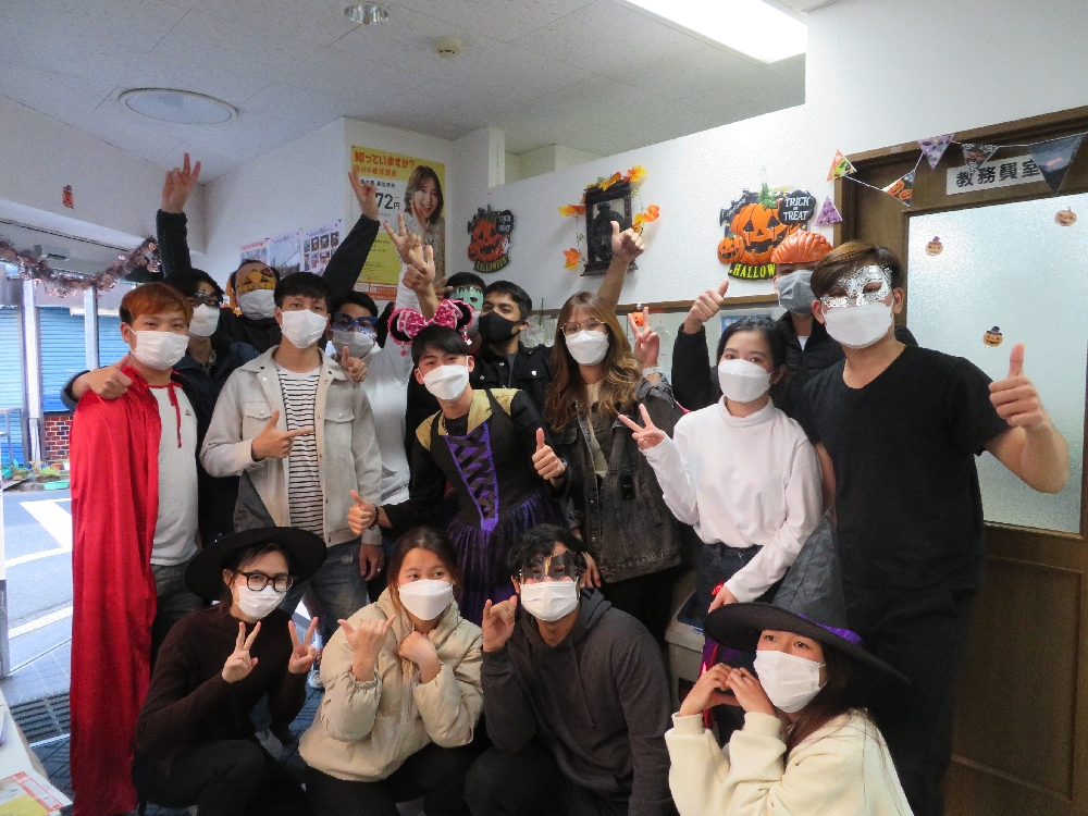 校内でハロウィンを行いました。We had Halloween in the school.